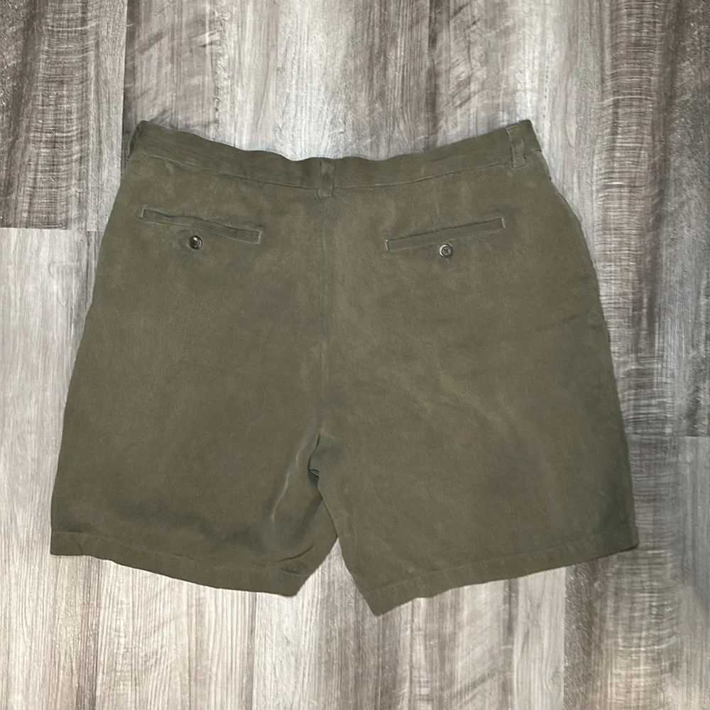 Tommy Bahama Silk Pleated Shorts - 40